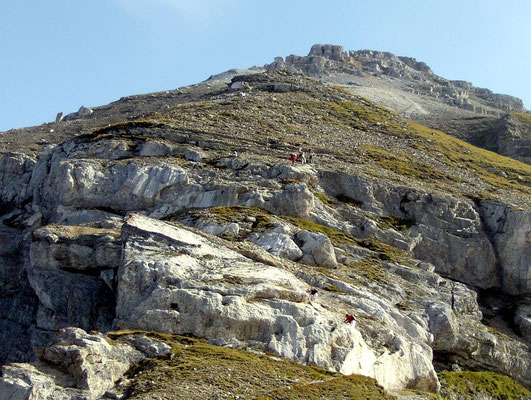 Blick vom Serlesjöchl zum Gipfel der Serles