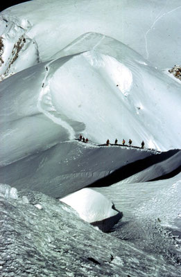 Der schmale Bossesgrat zieht zur Vallothütte hinunter und zum Gipfel hinauf