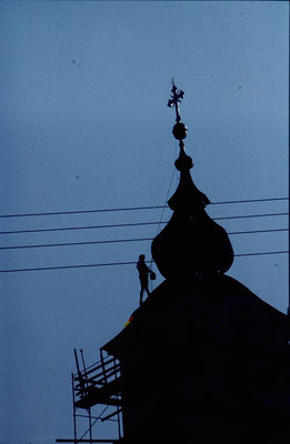 Franz am Kirchendach bei der Kirchturmsanierung