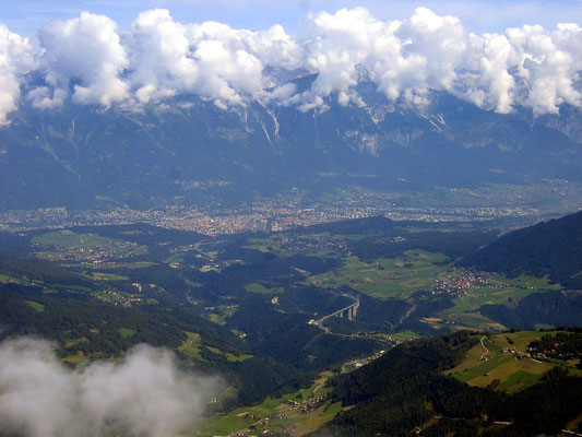 Ein Blick auf Innsbruck und die Nordkette im Vordergrund die Europabrücke der Brenner-Autobahn