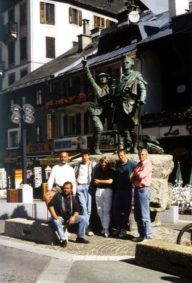 Unsere Gruppe vor dem Erstbesteigerdenkmal in Chamonix