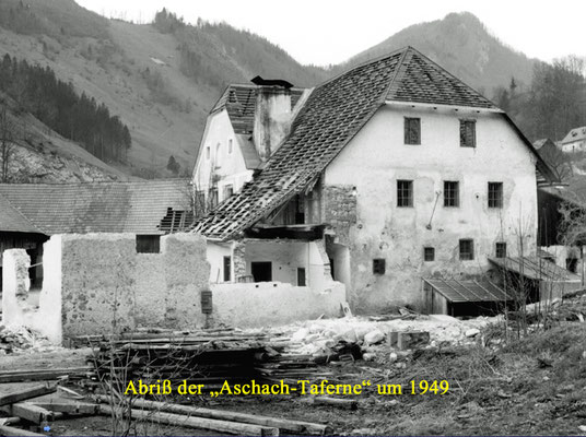 Die Aschach-Taverene b eim Abriß um 1949 sie vers ank im Stausee.