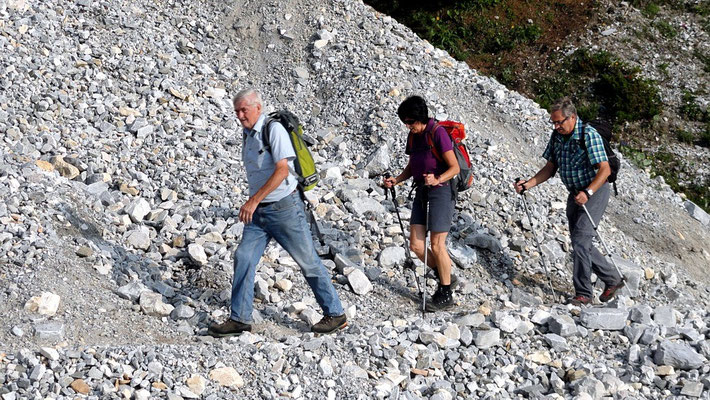 In stundenlanger Querung an der Ostseite der Serles.