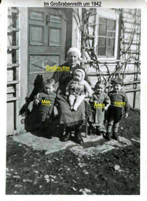 Rabenreithnerkinder mit der Großmutter um 1942
