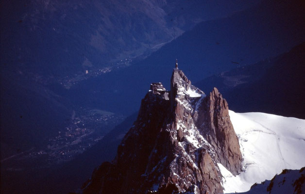 Blick zur Seilbahnstation Aig. du Midi jetzt schon 1.000 m unter uns