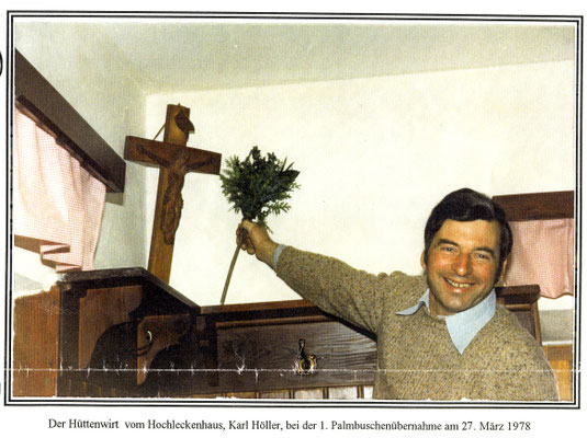 Karl Höller der Hüttenwirt vom Hochleckenhaus nimmt den ersten Palmbuschen am Hochleckenhaus am 27. März 1978 in Empfang.