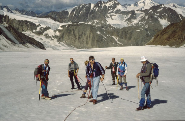 Am Weg zur Hinteren Schwärze im Hintergrund Finailspitze und Weißkugel