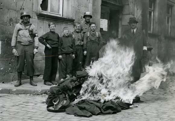15. April 1945: Gefangengenommene Hitlerjungen verbrennen ihre Uniformen