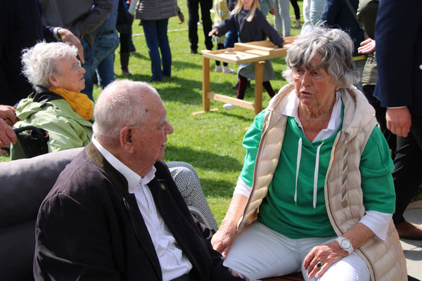 Seniorengespräche am Spielrand, von Links: Hinrich Struve, Elfriede Wulff