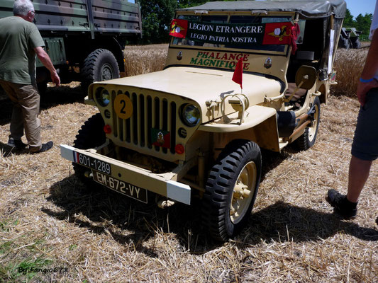 Le militaire, avec une Jeep couleur Sahara