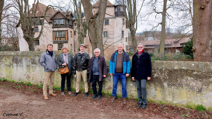 Photo de groupe devant le château