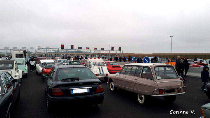 il y a foule, comme pour un jour de grand départ