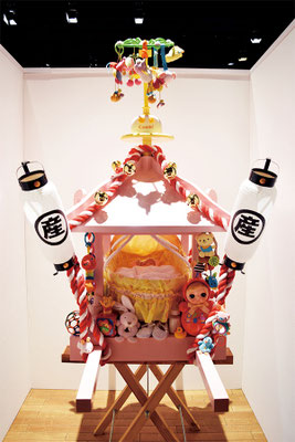 出産神輿 omikoshi of birth    赤ちゃんの人形、おもちゃ、哺乳瓶、ご祝儀、提灯、鈴、紅白の綱、赤ちゃん用バスケット