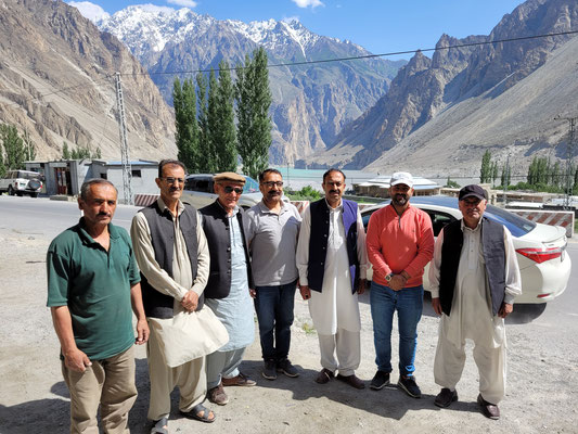 Gruppenfoto mit Mitgliedern des Shishkat-Kraftwerks Aliabad