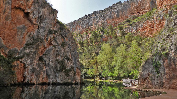 Der Lago del Espejo ist von canyonartigen Felswänden umgebenen.