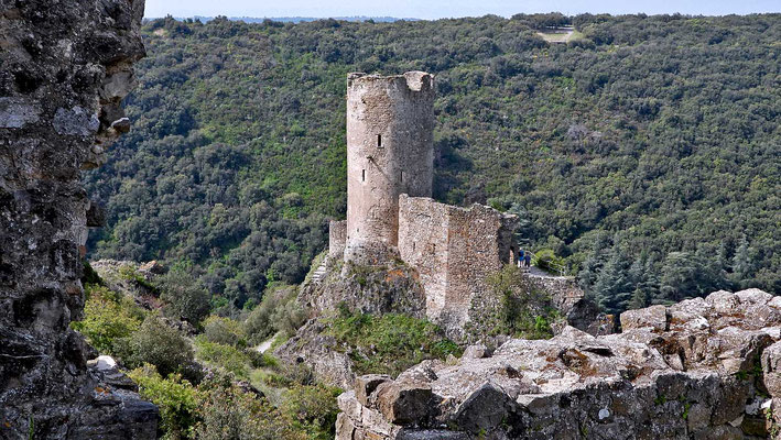 Chateaux de Lastours - Blick von Burg Surdespine zurück auf Quertinheux 
