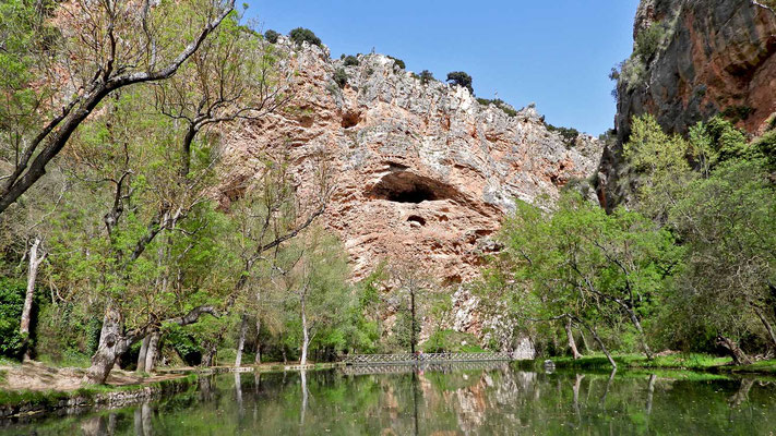 Blick über den Lago del Espejo auf eine Höhle.