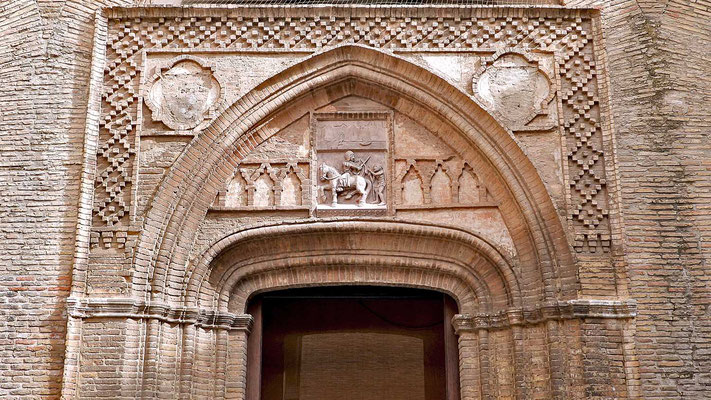 Mudéjar-Portal aus der Zeit von Martin I. dem Humanen (1399-1410). 