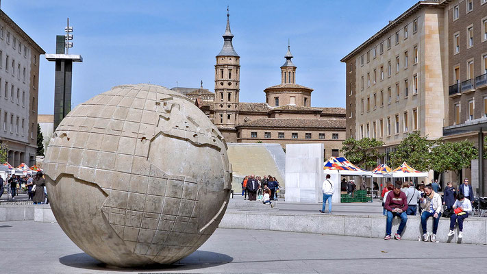 Die Weltkugel "Bola del Mundo" auf der Plaza del Pilar.