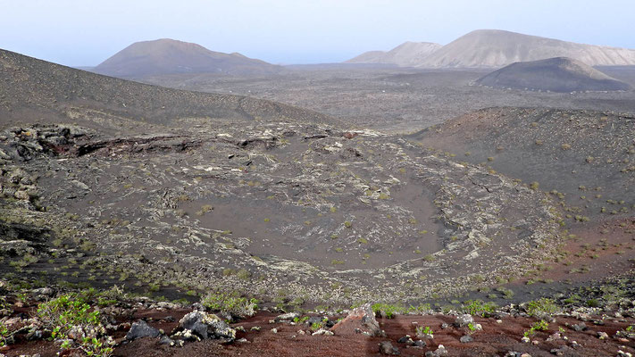 Blick vom Kratergipfel auf den Lavasee in der tiefer gelegenen Caldera.
