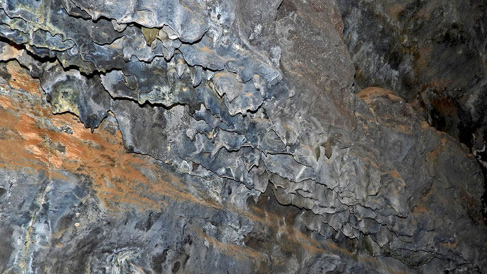 Drachenzähne aus herabtropfender Lava