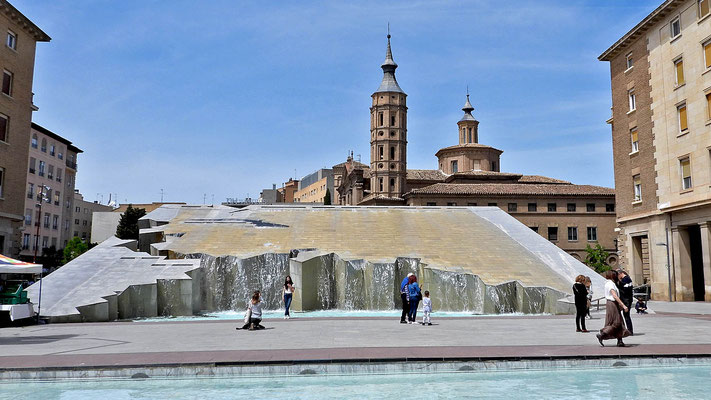 Der Brunnen Fuente de la Hispanidad am Westende der Plaza del Pilar.