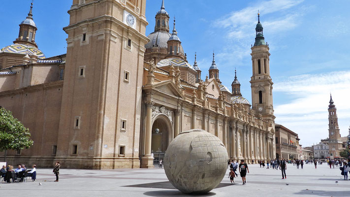 Die Weltkugel "Bola del Mundo" vor der Basilica de Nuestra Senora del Pilar.