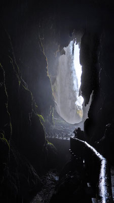 Ein Weg führt in die Tiefen der Höhle.