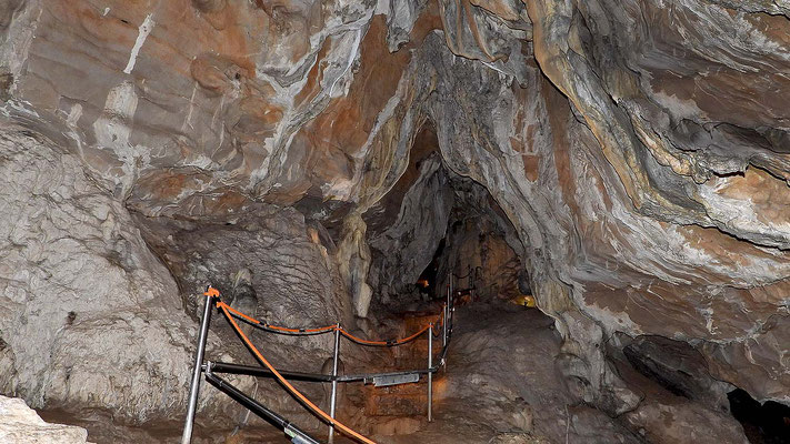 Cueva de las Güixas - Durchgang zum "großen Saal"