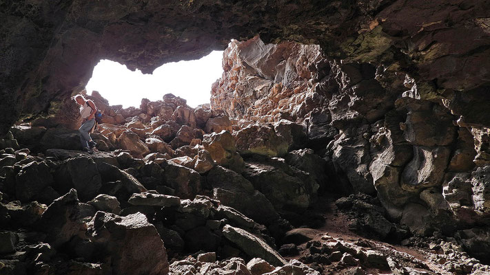 Jameo de la Gente - Eingang zur bergauf verlaufenden Lavaröhre.