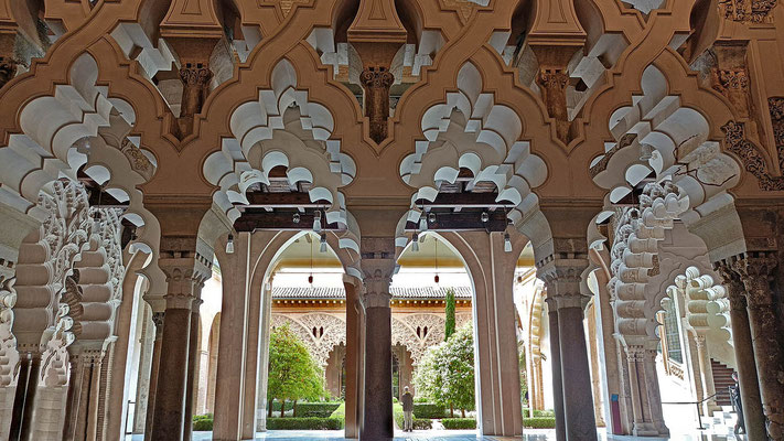 Blick aus dem Eingangsportal auf den Patio der Hl. Isabel.