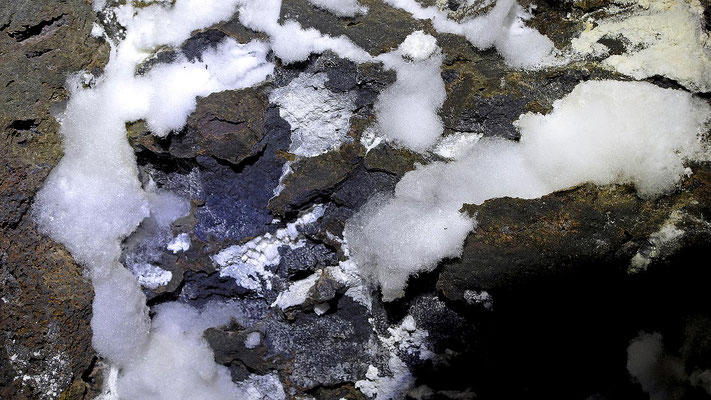 Hauchzarte Gipskristalle bilden Polster aus Gipswatte.