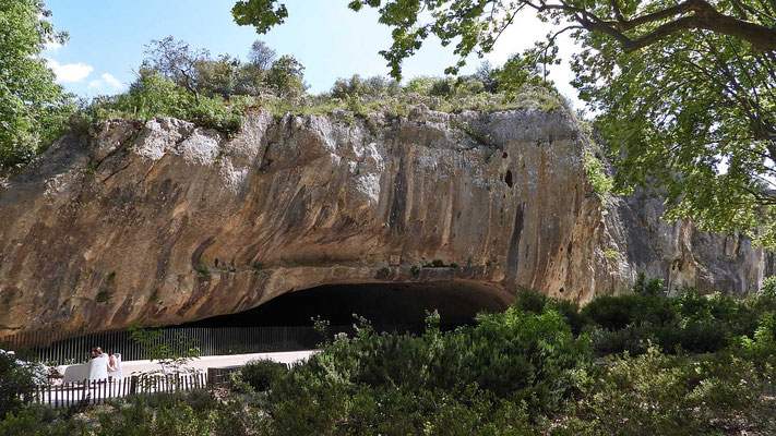 Ausgeschwemmte Höhle am Pont du Gard