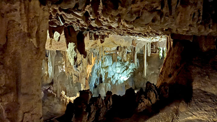 Grottes de Betharram - Blick durch ein Steinfenster in den großen Saal.