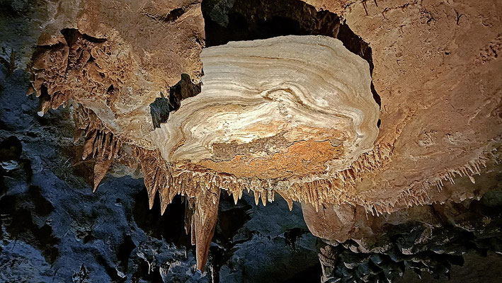 Grottes de Betharram - ein in die Fläche wachsender Tropfstein.