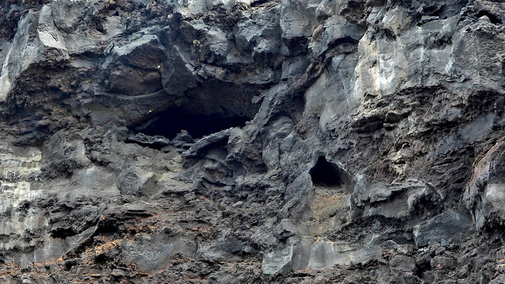 Eine Lavaröhre endet an der Steilklippe.