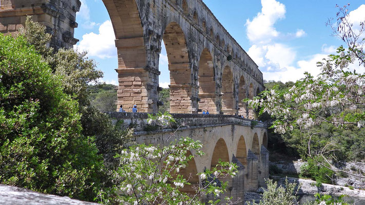 Pont du Gard - mit vorgebauter Brücke aus dem 18. Jh.