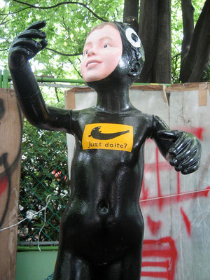 《うな坊》2008年／廃棄されていた人形を改造、塗装／渋谷・宮下公園にて