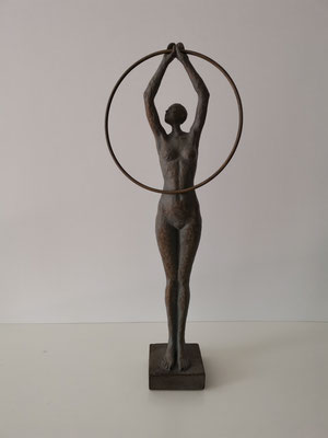 Skulptur, Polyresin*, "Frau mit Reifen", Höhe 48cm , Breite 18cm, Tiefe 9cm, 49,-€