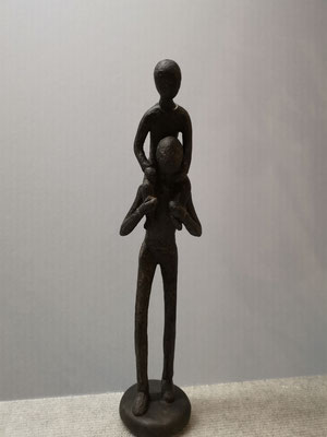 Skulptur, Polyresin*, "Mann mit Kind" Höhe 37cm, Breite 9cm, Länge 7cm, 49,-€