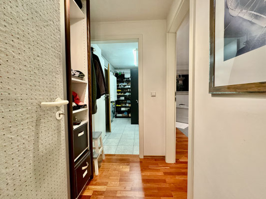 Unten: Ankleide und Schuhe