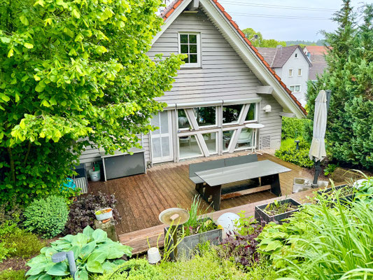 Rückseite mit umgebauter Terrasse
