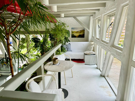 Empore mit Gartenblick