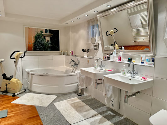 Sehr großes Badezimmer