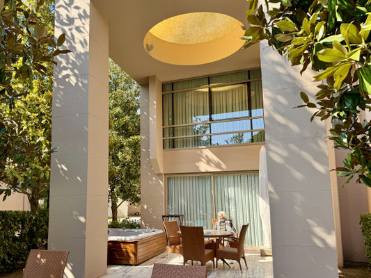 Eigene Terrasse mit Whirlpool und Essplatz