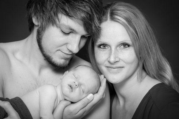 Babyfotograf Wismar,  Babyfotos und Babyfotografie Wismar, Neugeborenen Fotografie Wismar professionelle Babybilder. Fotograf Dennis Bober.