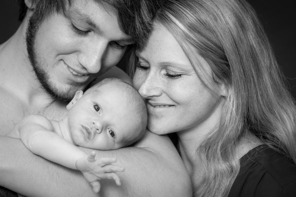 Babyfotograf Dennis Bober Ahrensburg, Babyfotos und Babyfotografie Ahrensburg, Neugeborenenshooting, Babyshooting Ahrensburg professionelle Babybilder.