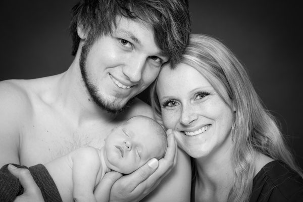 Babyfotograf Ahrensburg,  Babyfotos und Babyfotografie Ahrensburg, Neugeborenenshooting Ahrensburg professionelle Babybilder, Fotograf Dennis Bober.