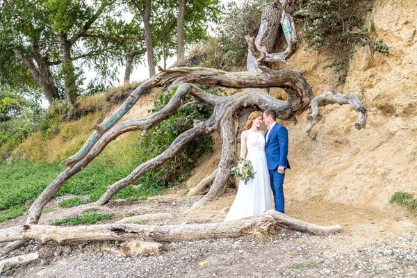 Hochzeitsfotograf Waldhalle Büchen Dennis Bober mit einem Brautpaar für wunderschöne Hochzeitsfotos.
