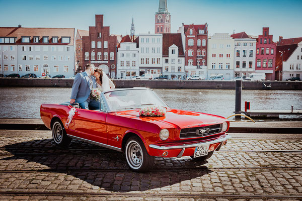 Hochzeitsfotograf Hamburg Brautpaar im Cabrio.